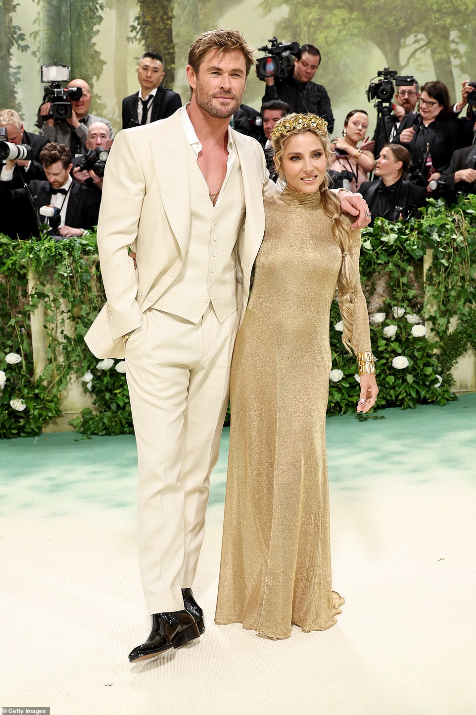 Chris Hemsworth, co-chair of this year's Met Gala, arrived early with his wife Elsa Pataky; Chris donned a cream suit while Elsa stood out in a gold ensemble.