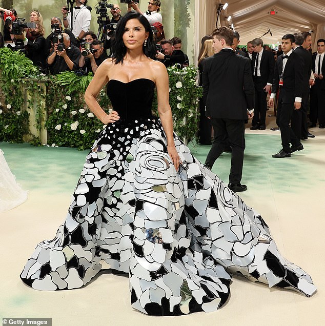 The 54-year-old put on a stunning show in a custom-made Oscar de la Renta dress designed to look like 