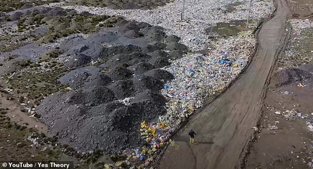 In a 2015 New Yorker article, writer William Finnegan explains how La Rinconada operates primarily as an illegal mining town with no company overseeing things.