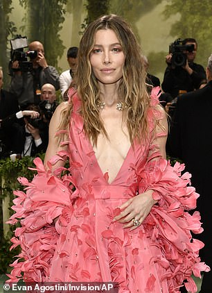 Jessica Biel photographed last night at the Met Gala.  Surgeons pointed to her small waist and neck to suggest rapid weight loss.