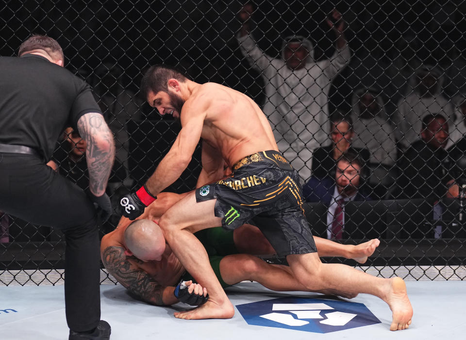 ABU DHABI, UNITED ARAB EMIRATES – OCTOBER 21: (RL) Islam Makhachev of Russia knocks out Alexander Volkanovski of Australia in the UFC lightweight championship fight during the UFC 294 event at Etihad Arena on October 21, 2023 in Abu Dhabi, United Arab Emirates. (Photo by Chris Unger/Zuffa LLC via Getty Images)