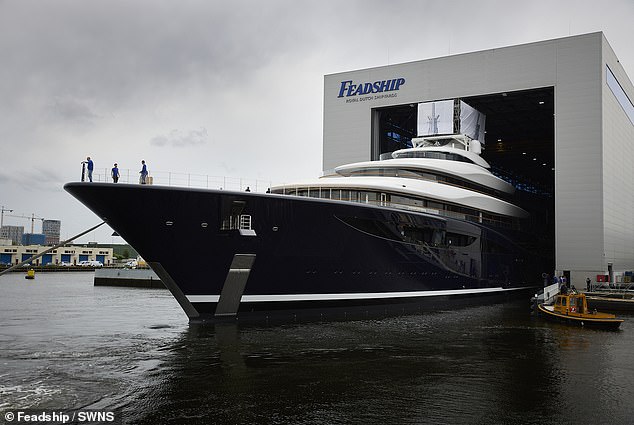 The ship features five decks above the waterline and two below sea level, 14 balconies, seven deployable platforms, a swimming pool, a jacuzzi, a steam room, two bedrooms, two bathrooms, a home gym, pantry and two offices each with a fireplace. The ship also has space for its own library.