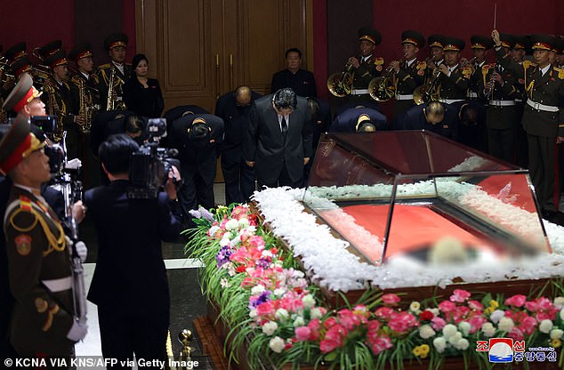 North Korean leader Kim Jong Un (center) and senior officials express their condolences to former Vice Chairman of the Workers' Party of Korea Kim Ki Nam.