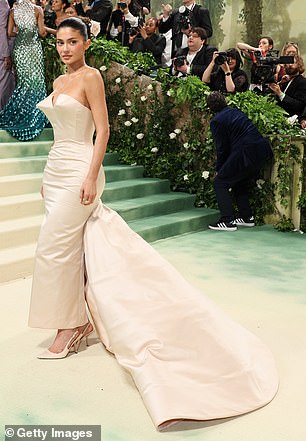 To match the custom strapless corset dress, Kylie wore matching cream heels.