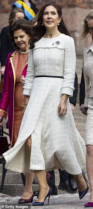 For the evening formalities, Mary tied her hair to the side with a barrette and paired her knit dress with a dark blue belt and elegant pumps.