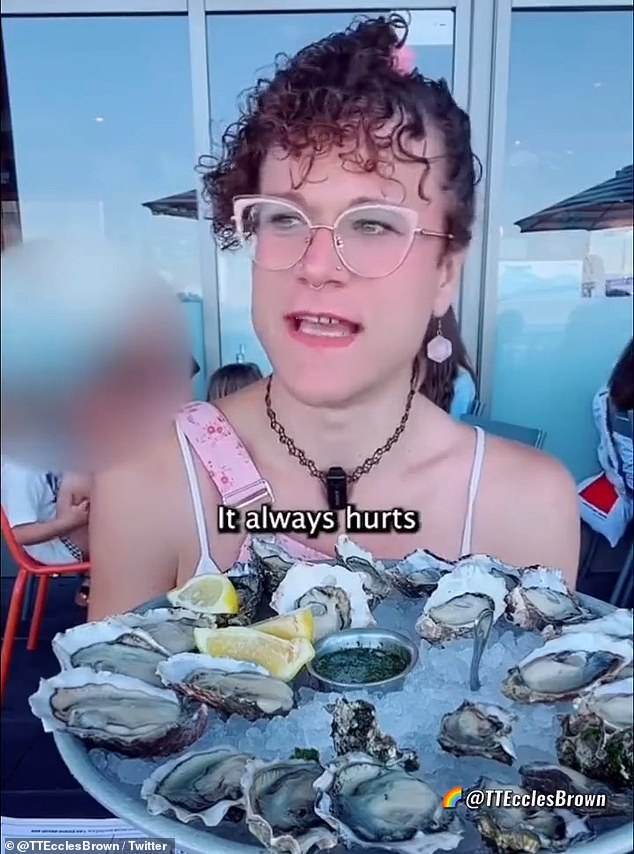 In a video from October 2023, she accused restaurant waiters of confusing her with her gender, but some users criticized her for a 