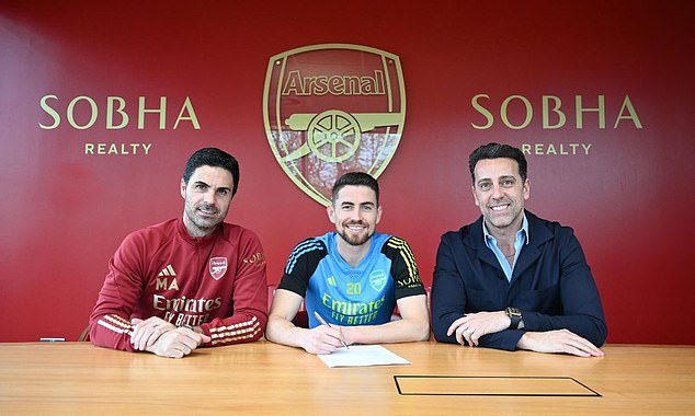 The midfielder signed a new one-year contract this Thursday to stay with the Gunners