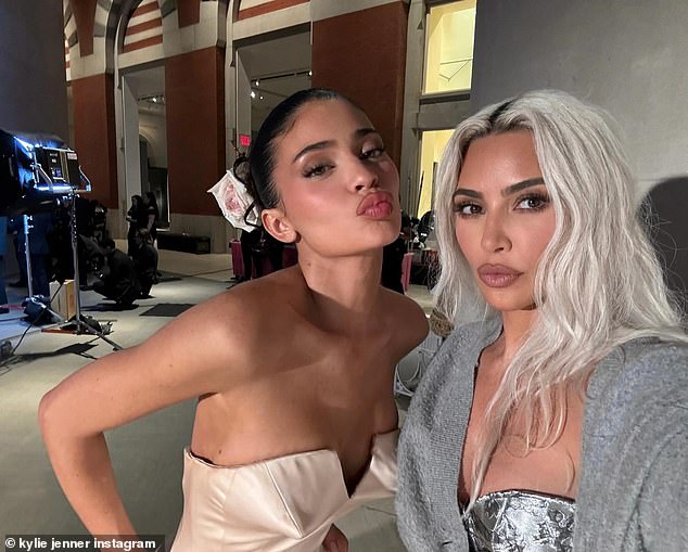 She also paused for a quick selfie with her older sister, Kim, and the stars were seen pursing their lips at the camera.