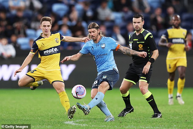 The Mariners won the first leg of the semi-final 2-1 and are now favorites to host the Grand Final if they hold out in the second leg at home in Gosford.