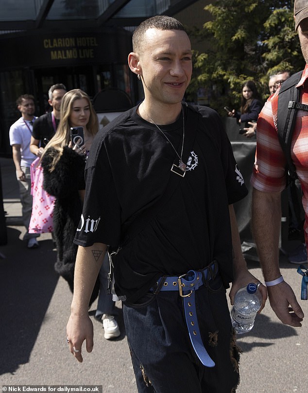 But in a positive spirit, British actor Olly couldn't wipe the smile off his face as he headed to the final dress rehearsal before the actual performance.