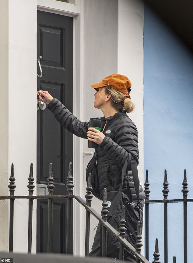 Mrs. Zellweger tried to enter her keys at number 21 instead of her house at number 23.