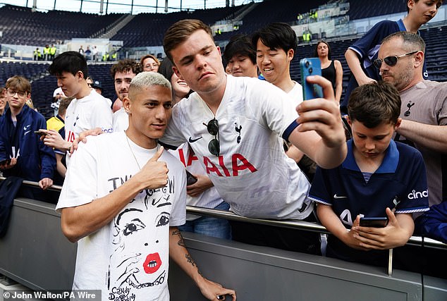 Richarlison, for his part, who missed the game due to injury, posed for photographs with fans.