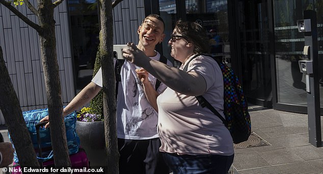 Despite his difficult evening just hours earlier, Olly stopped to pose for a photo with an admiring passerby before leaving Sweden.