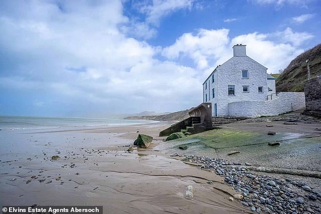 Just a stone's throw from the stunning Llyn Peninsula, this former Welsh country house enjoys a prime location