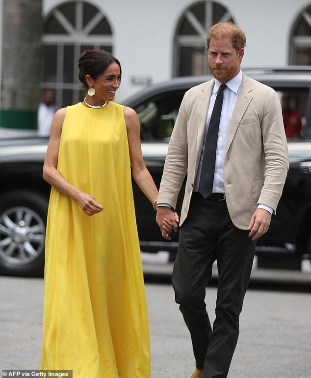 The Duchess added an elegant silver snake chain necklace and a pair of circle earrings to complete the look.