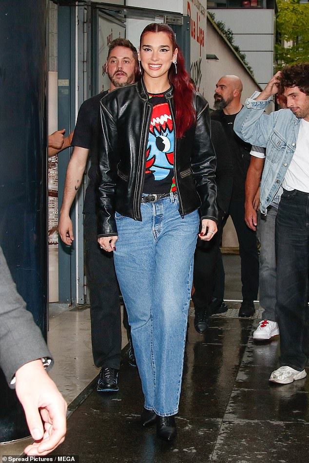 The pop star, 28, looked incredible in a casual dress that featured a black graphic T-shirt and a pair of skinny blue denim mom jeans.