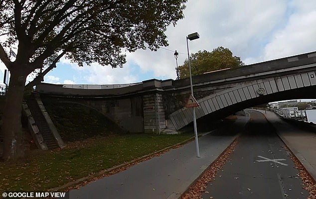 The box containing his remains was found at the foot of the Austerlitz bridge, an area frequented by several homeless people and where garbage is usually thrown away.