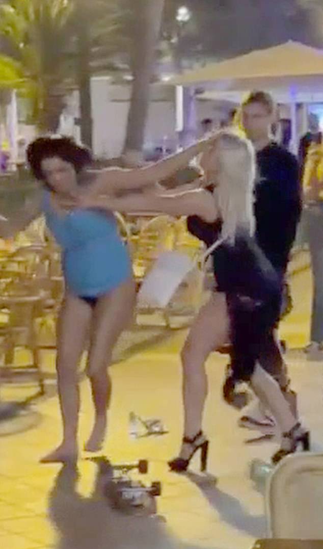 A video showed two British tourists fighting in a tourist complex in Mallorca.