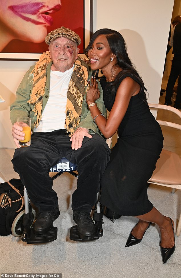 Naomi smiled with her old friend and fashion photographer, particularly known for his role in shaping the image of the 1960s.