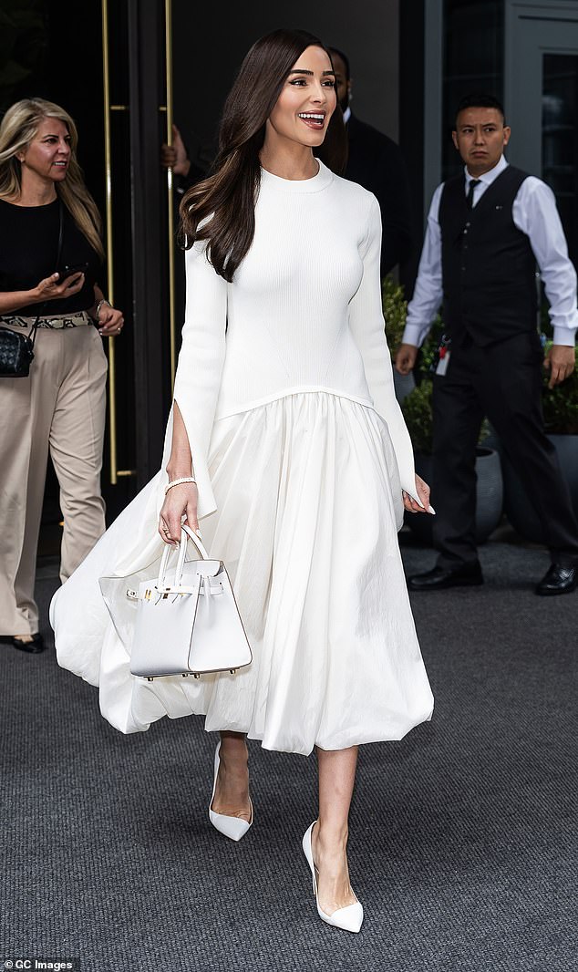 Olivia carried a small white Hermès bag and white pointy-toe heels.