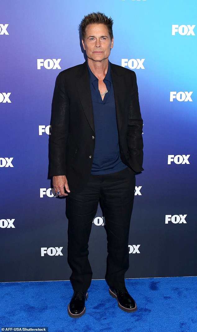 Rob Lowe kept his look simple with a black and navy color scheme.