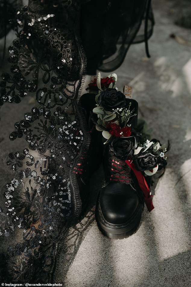 The bride chose details in black colors like her docs and her long veil