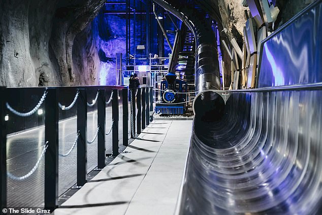 The slide is 64 m (210 ft) high and 175 m (575 ft) long, and riders reach speeds of up to 30 km/h (19 mph) during the 40-second descent.