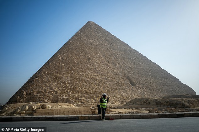 The cemetery houses the remains of King Cheops, who commissioned the construction of the iconic pyramid, members of his family and high-ranking officials, suggesting that another elite could be hidden beneath the sands.