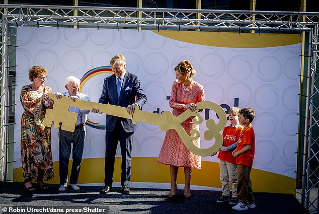 King Willem-Alexander and Queen Máxima give a key to both the children of the primary school and the residents of the De Tirrel health center.