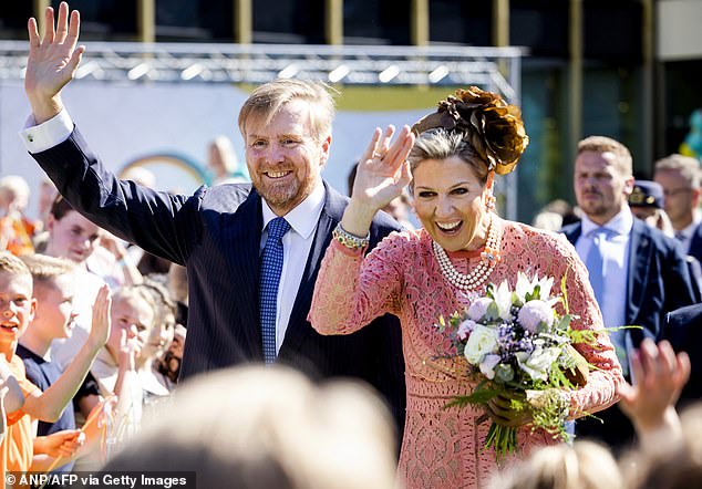 King Willem-Alexander and Queen Máxima smile as they leave the De Tirrel building.