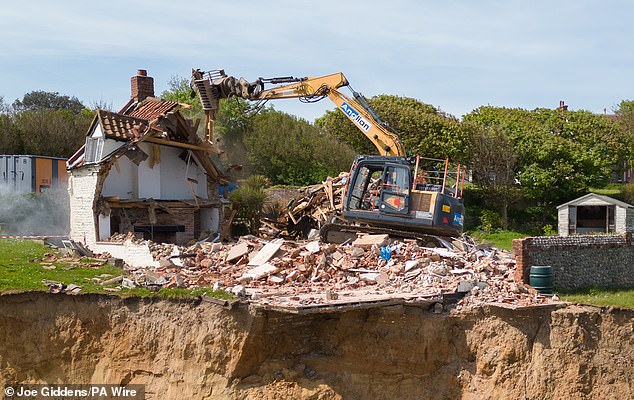 In just a few hours the house was almost completely demolished (in the photo)