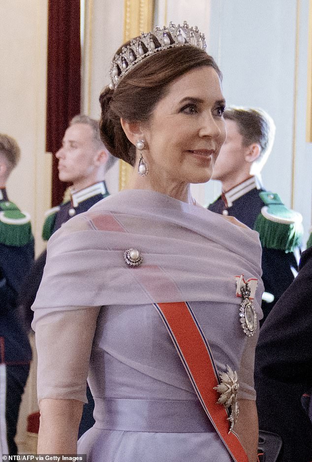 The Pearl Poiré tiara is usually worn with the Khedive parure of Egypt; a necklace, a pair of earrings and a small brooch. Mary only chose to wear the earrings and brooch to the event.