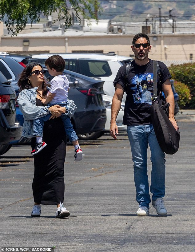 She wore a tight black dress over her belly and paired it with a denim jacket. Steve looked great in a Prince t-shirt and jeans, while Callum wore a white Nike t-shirt and jeans.