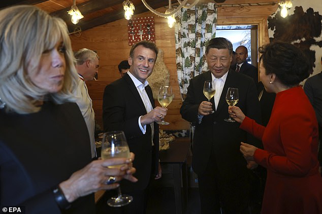 French President Emmanuel Macron (CL) and his wife Brigitte Macron (L), the wife of Chinese President Peng Liyuan (R) and Chinese President Xi Jinping (CR) have a drink at a restaurant on the Tourmalet Pass in the Pyrenees , France, May 7, 2024