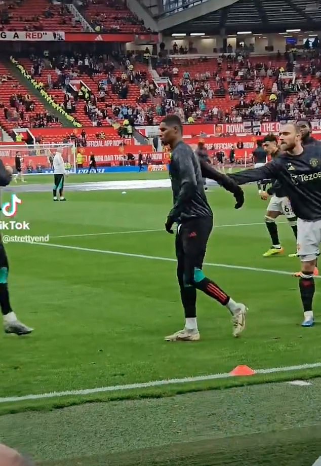 1715801915 454 Infuriated Marcus Rashford confronts a heckling fan at Old Trafford