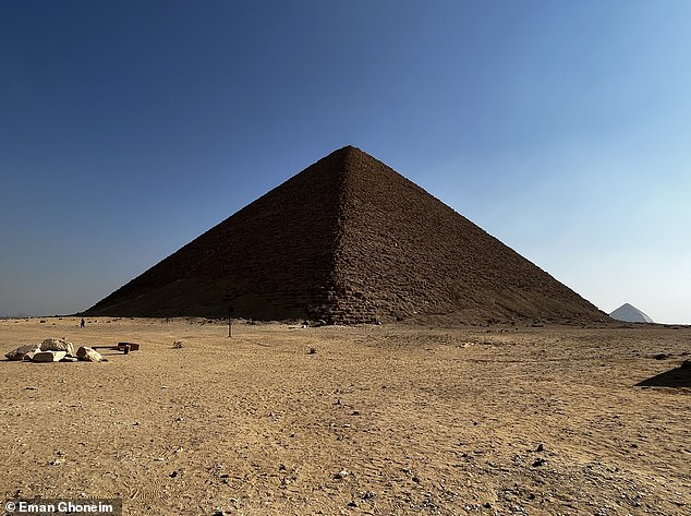 Researchers at the University of North Carolina at Wilmington studied satellite images to find the possible location of an ancient river arm that ran along the foothills of the Western Desert Plateau, very close to the pyramids. In the photo: The Red Pyramid in the Dahshur necropolis.