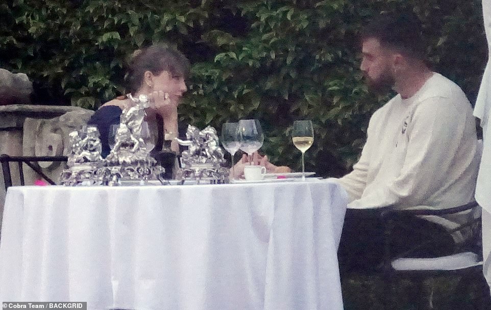 The couple held hands as they enjoyed a deep chat over dinner.