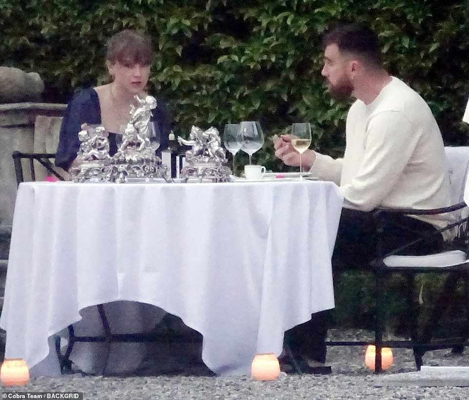 The couple enjoyed dinner under the stars in Italy.