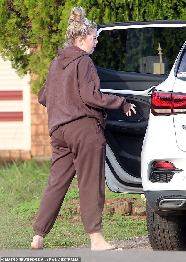 The pregnant prison guard picked up her children from daycare before heading out to visit her friends.