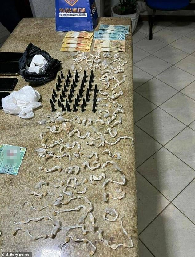 Police seized 295 crack stones, 45 packages of cocaine, 10 grams of crack and 189 grams of cocaine base paste in the apartment where the drug traffickers operated.