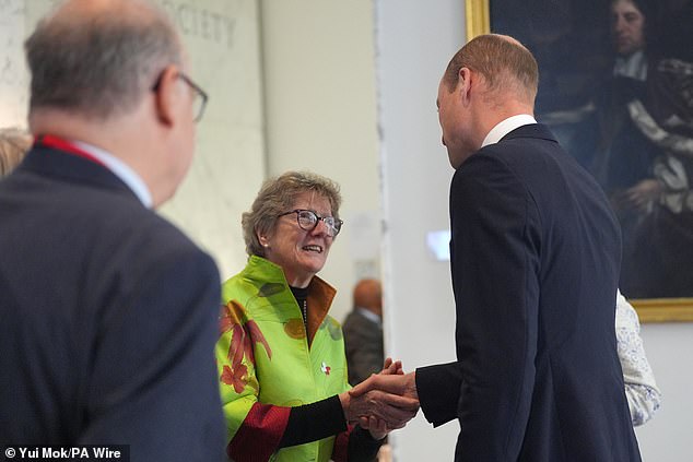 The smiling Prince interacted with those who attended the meeting, greeting them and shaking their hands.