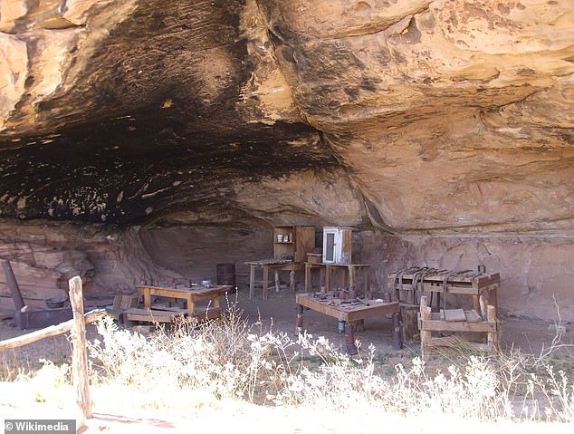 Once a resting place for cattle farmers, this site dates back to the late 19th century and still contains a large number of objects and furniture abandoned when the site fell into disuse.