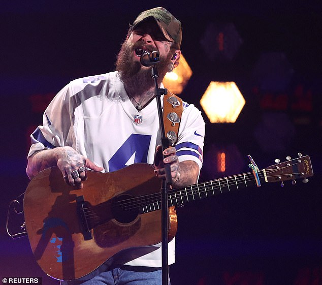 The musician, who has incorporated elements of Hip-hop, R&B, rock and trap into his music, wore a jersey with the number 4 of the Dallas Cowboys, which is quarterback Dak Prescott, in a gesture of respect towards his father, who I used to lead the team. concessions