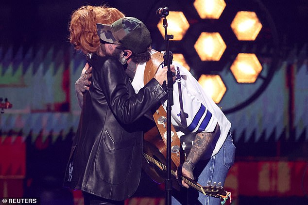 The two stars ended up hugging after their duet.