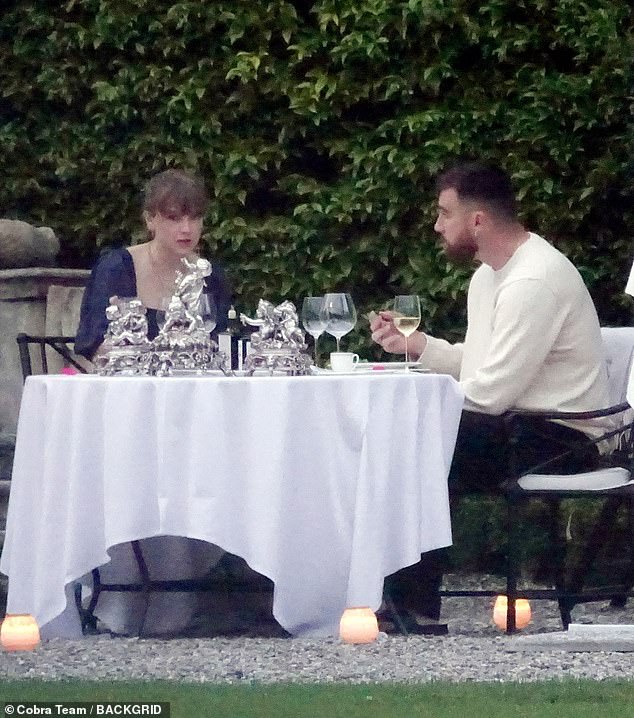 The couple looked loved up as they dined alfresco at the €20,000-a-night accommodation in the grounds of the five-star Grand Hotel Tremezzo.