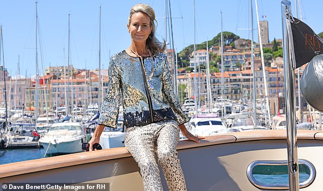 Lady Victoria Hervey was already in Cannes, who sunbathed aboard a yacht where she sat on the edge.