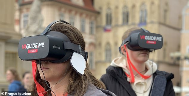 Jules discovers that a guided city tour with VR headsets offers a tour of the city's most historic places