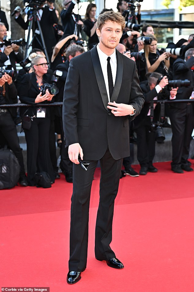 Joe looked dapper in a classic black two-piece suit over a crisp white shirt at the premiere of his latest film, Kinds Of Kindness.