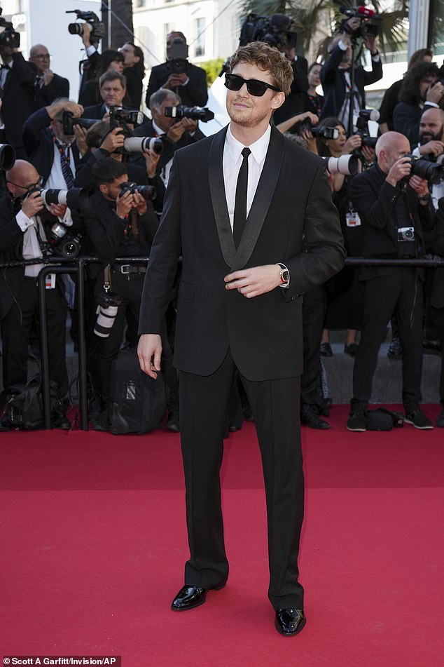 The actor complemented his look with black sunglasses and a thin black tie.