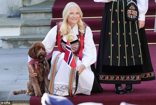 They were also accompanied by their dog Molly, whose neck was adorned with scarves in the red and blue colors of Norway.